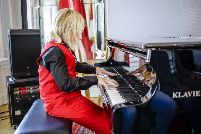 Das junge musikalische Talent Elias Keller (11) aus Villach eröffnete die Urkundenverleihung im Spiegelsaal der Landesregierung mit einer beeindruckenden Darbietung am Klavier.