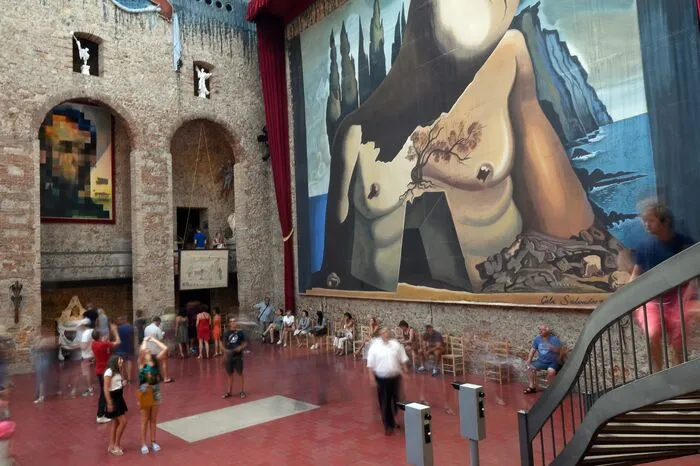 Das Theater-Museum Dalí in Figueres beherbergt eine umfangreiche Kollektion surrealistischer Werke - und Dalis Grab. Vor einem Jahr wurde er hier bekanntlich für einen Vaterschaftstest exhumiert.