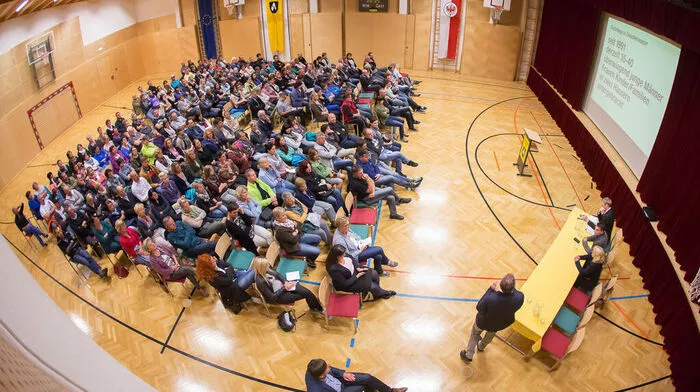 Bürgermeister Dietmar Ruggenthaler konnte über 200 Bürger beim Infoabend zur Flüchtlingsunterkunft begrüßen