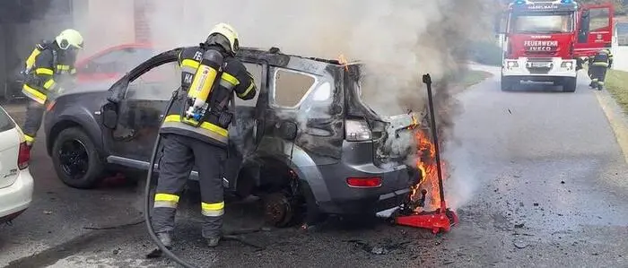 Der Pkw stand in Brand, der Besitzer hatte aber schnell reagiert und das Auto aus der Garage entfernt