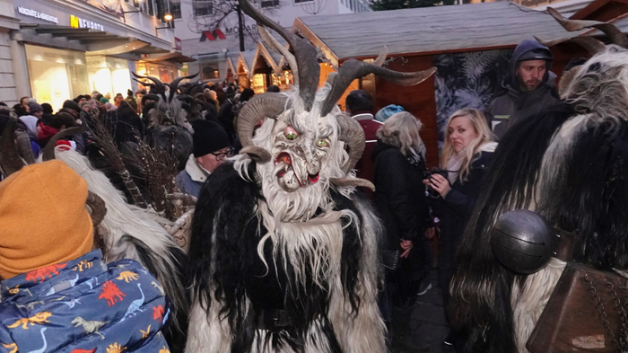 Aus der ganzen Steiermark kamen die zotteligen Gesellen  und faszinierten mit ihren großartigen Masken die vielen Besucher.