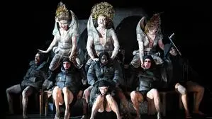 Yajie Zhang (Wellgunde), Jess Dandy (Floßhilde), Louise Foor (Woglinde) als Rheintöchter