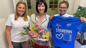 &quot;Steirerin&quot;-Geschäftsführerin Nicole Niederl flankiert von Claudia Ebert (LUV-Graz-Damen-Schriftführerin) und Mirela Strukar (LUV-Graz-Damen-Sektionsleitern) und dem neuen Trikot