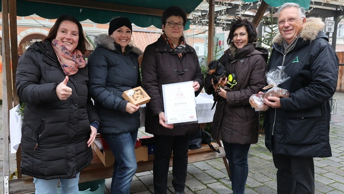 „Wir hatten noch nicht einmal das Tischtuch ausgebreitet, als schon die ersten Keks-Packerl verkauft waren“, freute sich Bezirksbäuerin Maria Matzhold auf den Ansturm.