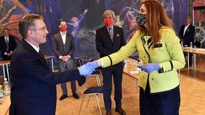 Bürgermeister Martin Kulmer wurde von Bezirkshauptfrau Claudia Egger-Grillitsch angelobt - mit Schutzhandschuhen, Mundschutz und Sicherheitsabstand