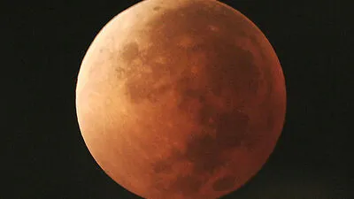 Faszinierender natürlicher Erdsatellit: der Mond