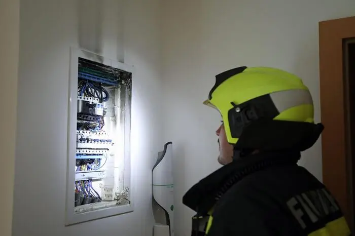 Die Knittelfelder Feuerwehrleute wurden gerufen: Während sich Hauptbrandinspektor Arnold Schlick, der den Einsatz leitete, ein Bild über die Lage verschaffte, wurde parallel die Teleskopbühne vor dem Haus in Stellung gebracht, um Planen und Sandsäcke auf das Dach zu transportieren.