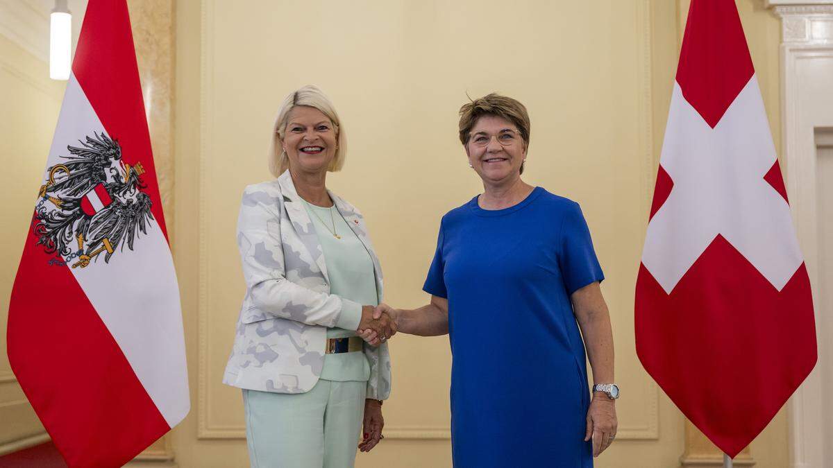 Die österreichische Verteidiungsministerin Klaudia Tanner und ihre Schweizer Amtskollegin Viola Amherd 