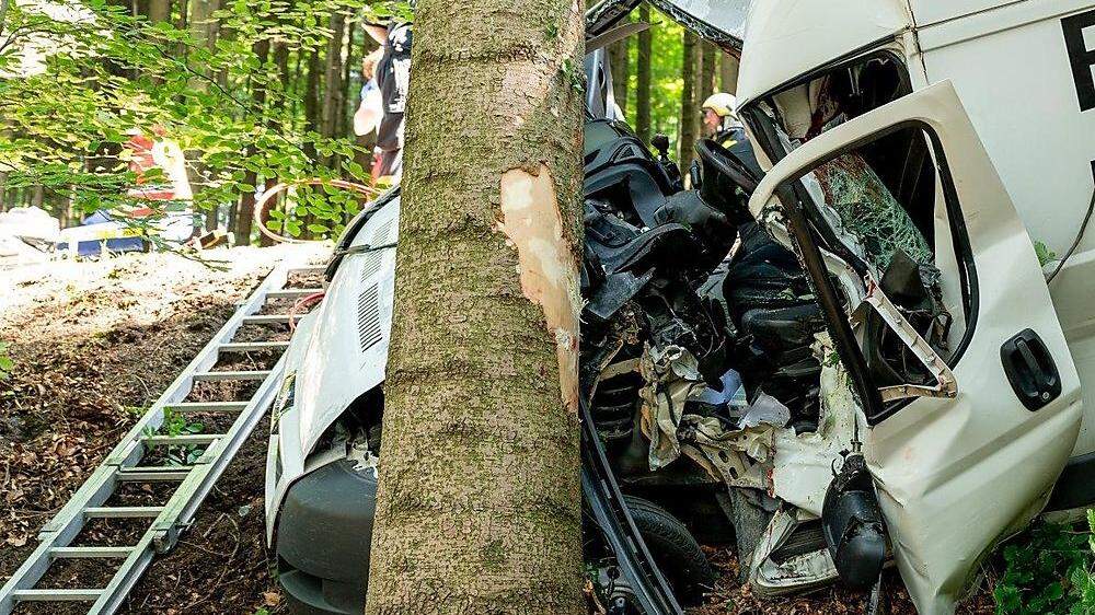 31-jähriger Lenker verletzt sich bei Autounfall im Wald schwer.