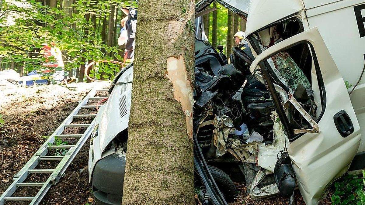 31-jähriger Lenker verletzt sich bei Autounfall im Wald schwer.