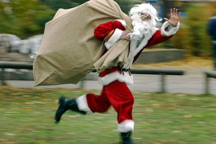Gestresst zum Date erscheinenDie besinnliche Weihnachtszeit kann manchmal auch recht stressig sein. Trotzdem sollte man nicht gestresst zu einem Date erscheinen, sondern sich ausreichend Zeit für sein Gegenüber nehmen. Die Körpersprache verändert sich unbewusst, sobald zu viel Zeitdruck auf einem lastet. Das bekommt unser Gegenüber natürlich mit. Dabei ist ein Date eine tolle Möglichkeit, um Pause von dem Besorgungsstress zu nehmen. 