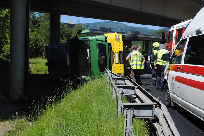 Der Lastwagen war im Baustellenbereich umgekippt