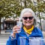 Auch Margot Kaiser probierte in der Klagenfurter Innenstadt das Wasser