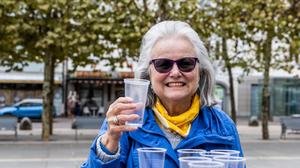 Auch Margot Kaiser probierte in der Klagenfurter Innenstadt das Wasser