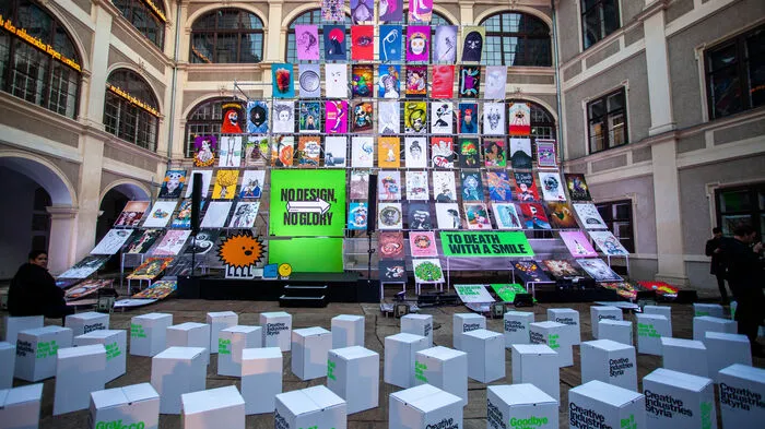 Eine bunte Halfpipe aus Plakaten. Kuratiert wurde das schrille Gesamtwerk vom mexikanischen Designer Alvaro Rego.