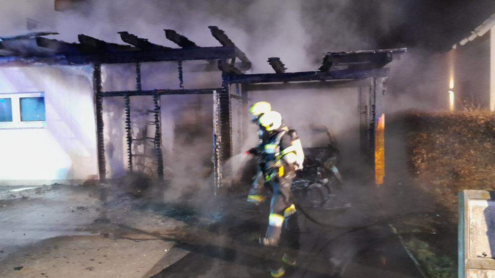 Drei Atemschutztrupps von drei Feuerwehren bekämpften den Brand