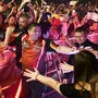 Mensur Suljovic umringt von Fans beim Einmarsch