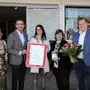Das Bild zeigt fünf Personen, eine Frau hält eine Urkunde, ein Mann einen Blumenstrauß. Dahinter sieht man ein Geschäft.  | Zum Jubiläum gratulierten Michaela Stradner (Frau in der Wirtschaft), von der WKO Dietmar Schweiggl (Regionalstellenobmann) der Unternehmerin Waltraud Zirngast. Als Gratulanten stellten sich auch Margit Pratter-Demuth ( Regionalstellenobmann-Stellvertreter) und Martin Heidinger (Regionalstellenleiter) ein (v. l.)