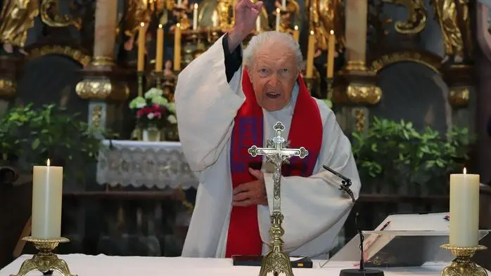 Natürlich fand es davor auch wieder einen Gottesdienst diesmal wieder mit Pfarrer Reinhold Berger (96 Jahre) in der Pfarrkirche Himmelberg statt.