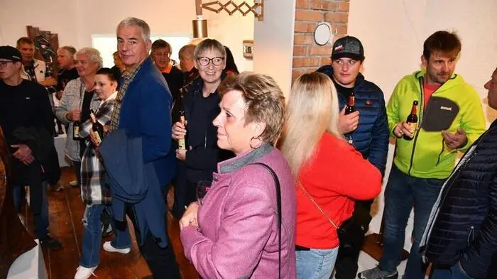 Großen Andrang erlebte der St. Georgener Bildhauer Gernot Jungmeier am Freitagabend bei der Eröffnung seiner Ausstellung „Kontinuierlich“.