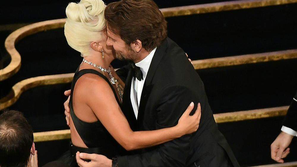 Auf der Bühne knisterte es zwischen Bradley Cooper und Lady Gaga