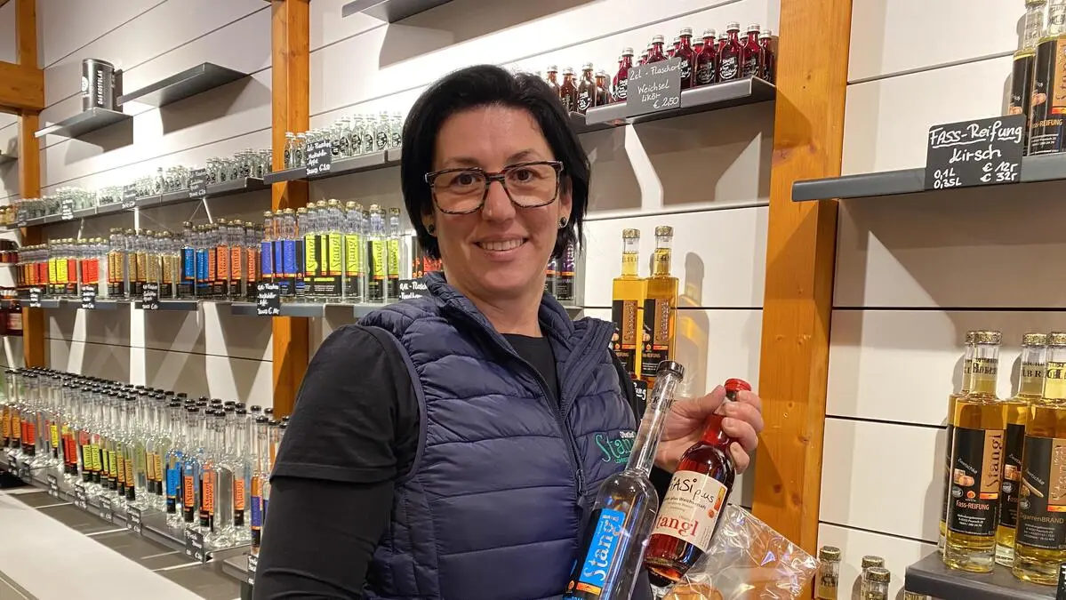 Michaela Stangl vom gleichnamigen Obsthof bietet Schnaps-Verkostungen der etwas anderen Art an