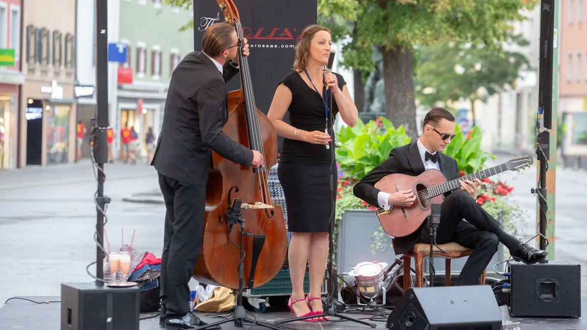 Laue Sommernächte, sonore Klänge, gute Stimmung - so sieht das ideale Dienstagskonzert aus. Im Bild: The LaRossa's