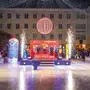 Auf einer Eisfläche steht eine Bühne mit roter Werbewand | Am Montag, 5. Jänner, ab 16.30 Uhr findet die Siegerehrung am Rathausplatz statt. Es spielen die „Jungen Wernberger“ und Emely Miles bei freiem Eintritt