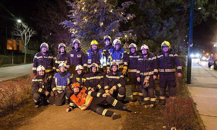 Nach fast einer Stunde und einem weihnachtlichen Gruppenfoto konnten die vier Fahrzeuge und 18 Mann wieder einrücken