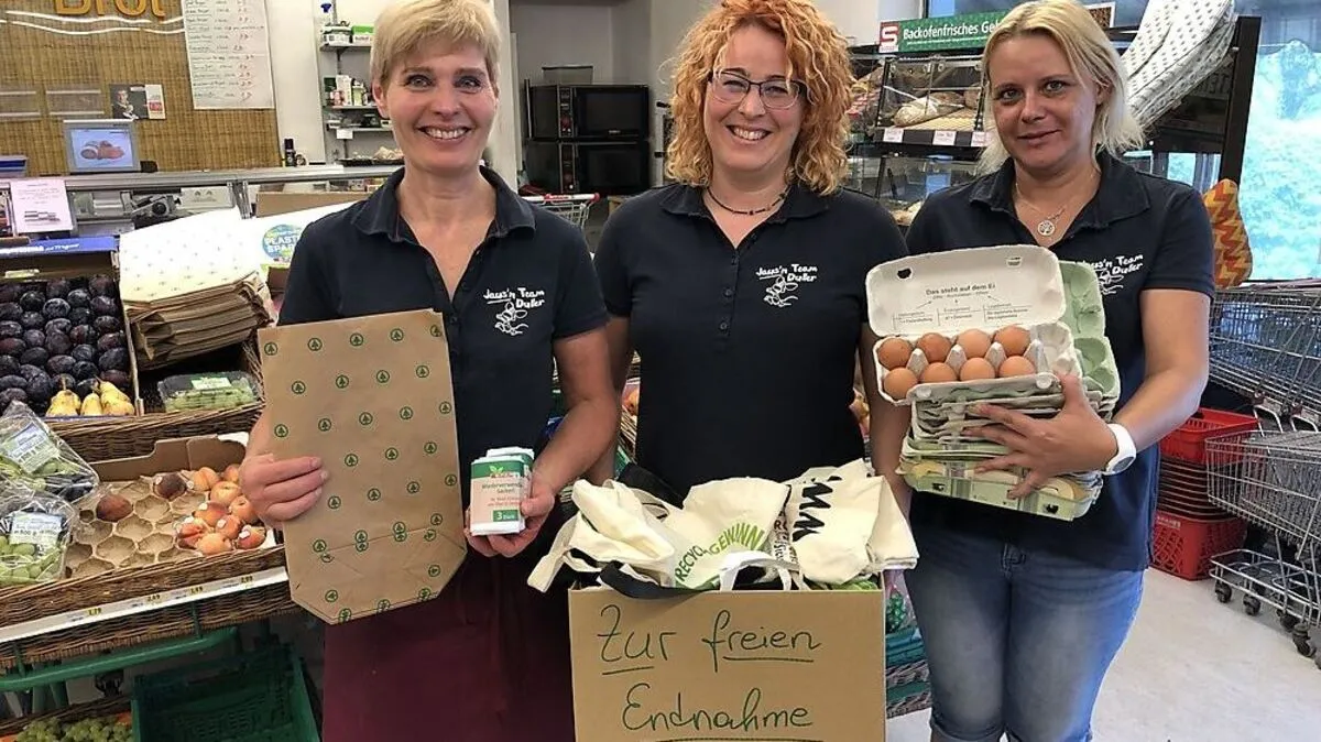 Chefin Lisbeth Duller (Mitte) mit Mutter Theresia Duller (links) und Mitarbeiterin Christina Hubmann