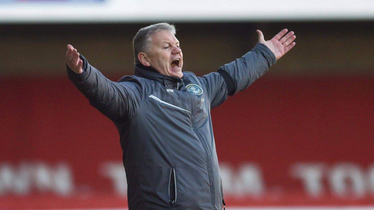 Crawley Town hat Trainer John Yems entlassen.