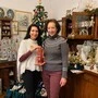 Katrin Hierzer und Beatrix Kögler in der Weihnachtswelt des Altstadtladens in der Feldbacher Altstadtgasse