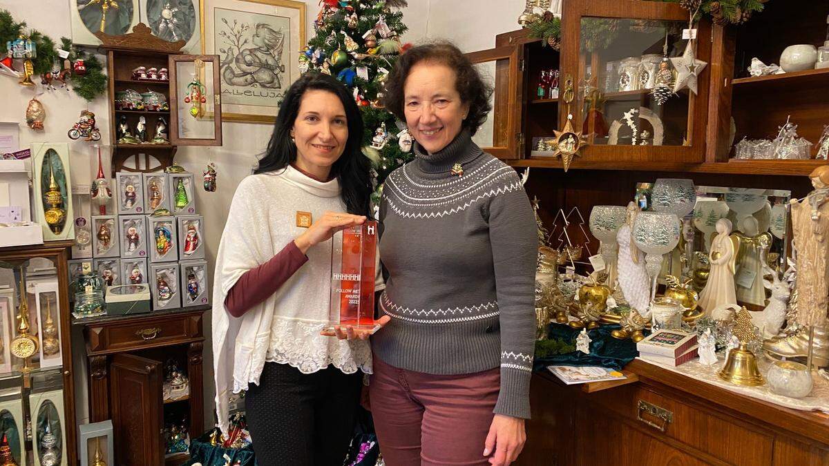 Katrin Hierzer und Beatrix Kögler in der Weihnachtswelt des Altstadtladens in der Feldbacher Altstadtgasse