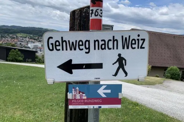 Es ging - mit gut gepacktem Rucksack, fest geschnürten Wanderschuhen und ganz viel guter Laune, Neugier und Begeisterung - Beglzu Fuß in die Bezirksstadt Weiz.