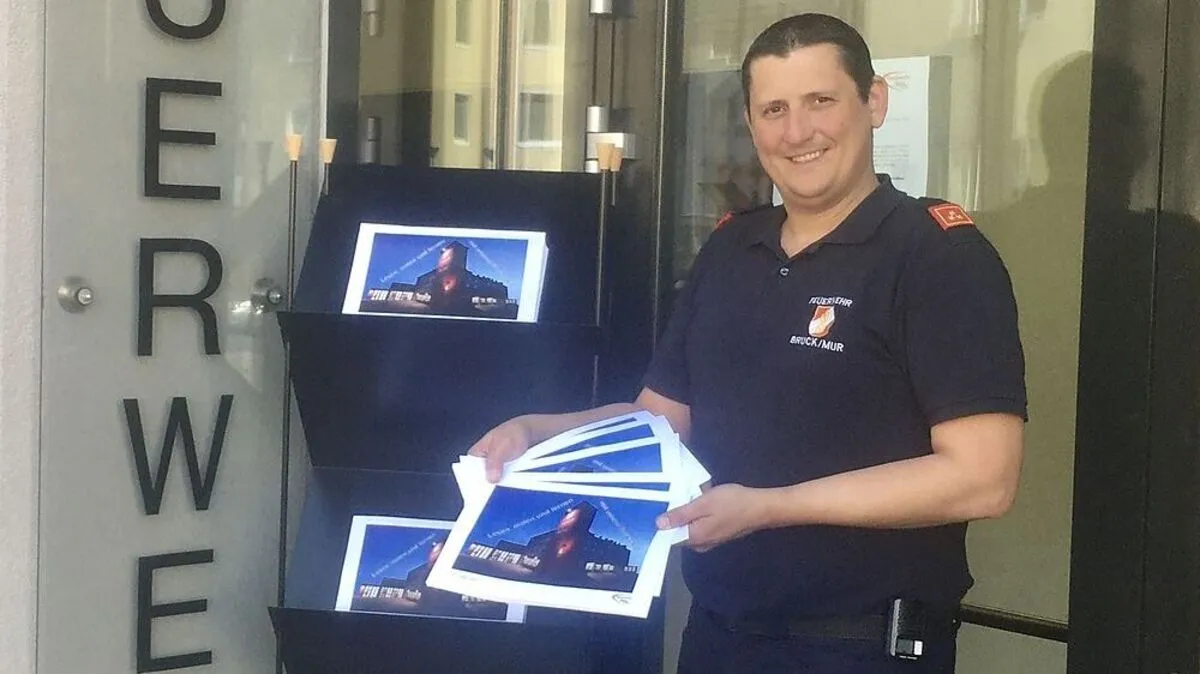 Wehrkommandant Daniel Schmid mit dem Malbuch