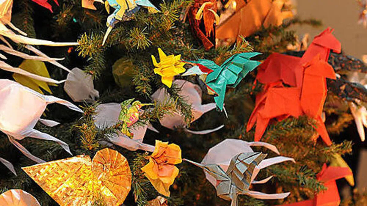 Origami-Figuren am Baum