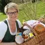Edith Weißnegger verkauft in ihrer Selbstbedienungshütte alles rund um die Osterjause.