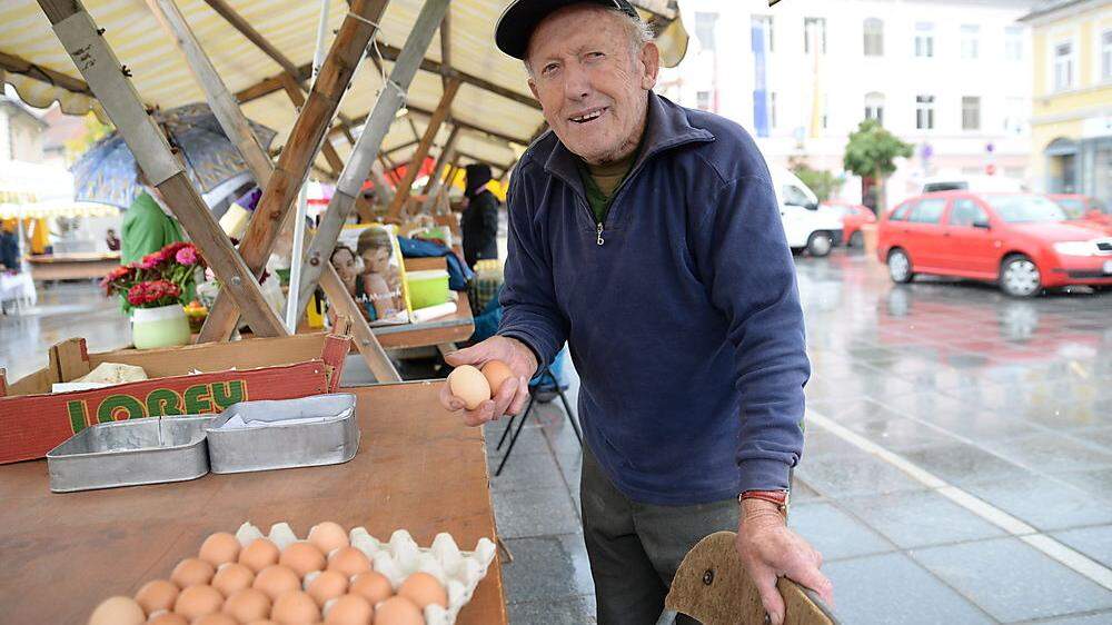 Korak kümmert sich um 70 Hühner und einen großen Garten. Eier und Gemüse verkauft er mittwochs und freitags in Völkermarkt 