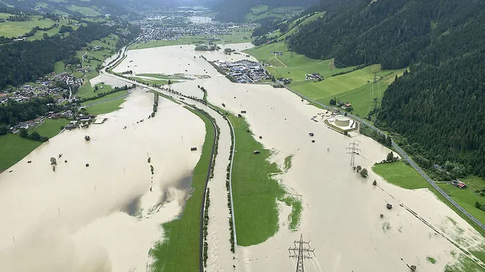 Eine Luftbildaufnahme zeigt die dramatische Lage bei Mittersill im Salzburger Pinzgau
