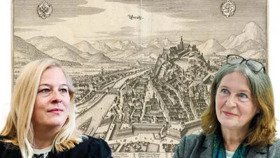 Kulturstadträtin Unger (ÖVP) und Bürgermeisterin Kahr (KPÖ) vor einem Graz-Kupferstich von Wenzel Hollar aus dem Jahr 1645