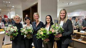 Nur wegen dieser vier Damen hat sich Ulrike Stibor-Stark (mitte) entschieden, in Hartberg ein Schuhgeschäft zu eröffnen