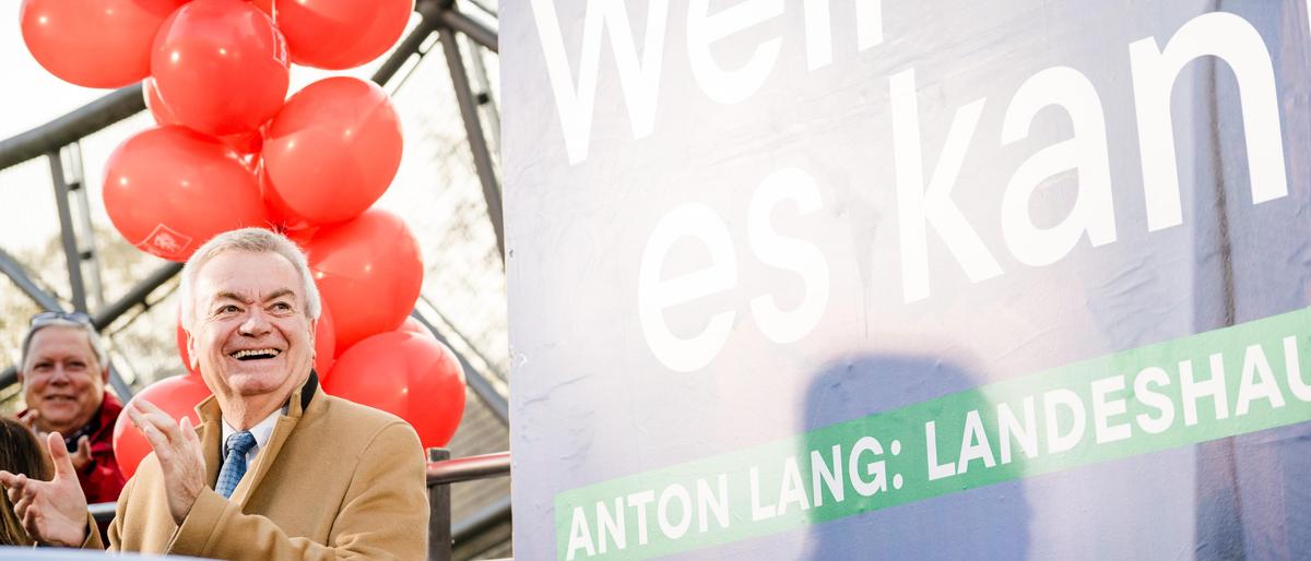 SPÖ-Spitzenkandidat Anton Lang auf der Murinsel, wo das letzte Plakat enthüllt worden ist 