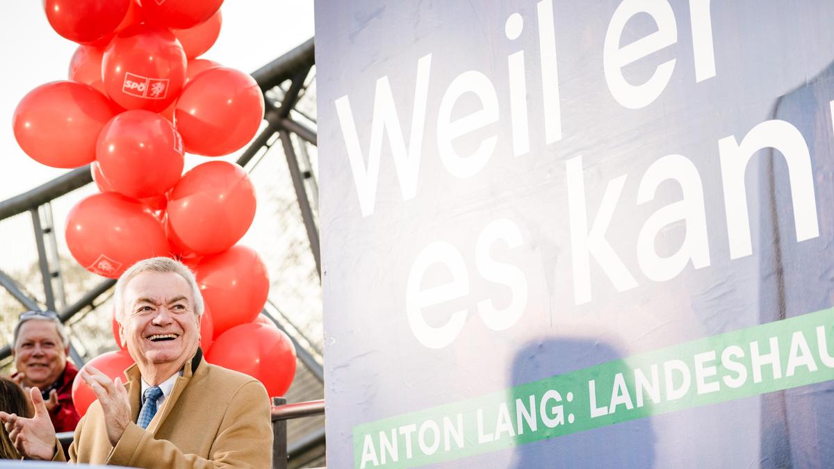 SPÖ-Spitzenkandidat Anton Lang auf der Murinsel, wo das letzte Plakat enthüllt worden ist 