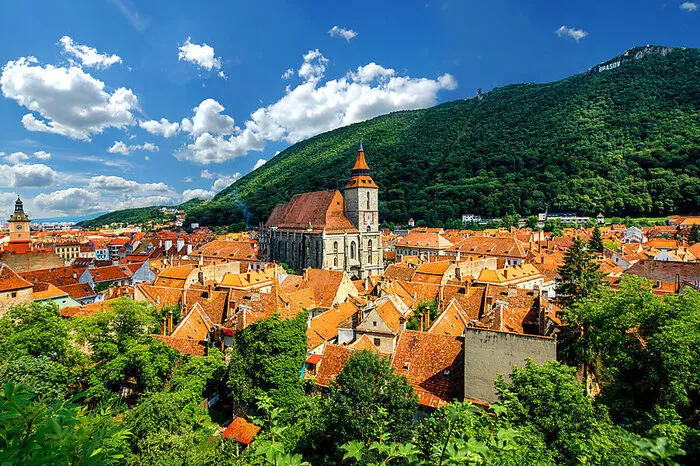 In der weitgehend verkehrsbefreiten Altstadt von Kronstadt (Brașov) befindet sich die 123 Zentimeter breite „Seilstraße“, Europas engste Gasse. Brasovs Wahrzeichen ist jedoch die gotische Schwarze Kirche, die ihren Namen einem Stadtbrand im 16. Jahrhundert verdankt.