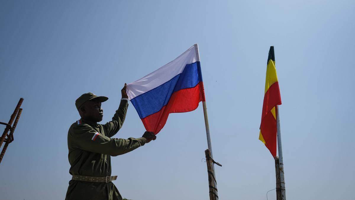 Ein Äthiopier hisst die russische Flagge. Russland engagiert sich in den letzten Jahren stark in Afrika und profitiert noch heute vom positiven Image der Sowjetunion als antikoloniale Macht. 