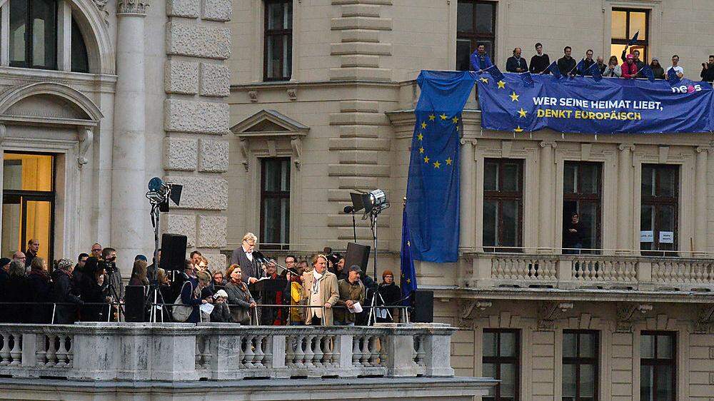 Peter Simonischek verliest das Manifest am Balkon des Burgtheaters