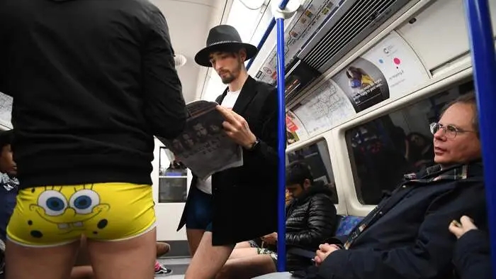 Der Gründer der Gruppe, TV-Produzent Charlie Todd, beschrieb den jährlichen "No Pants Subway Ride" als ein "Fest der Albernheit".