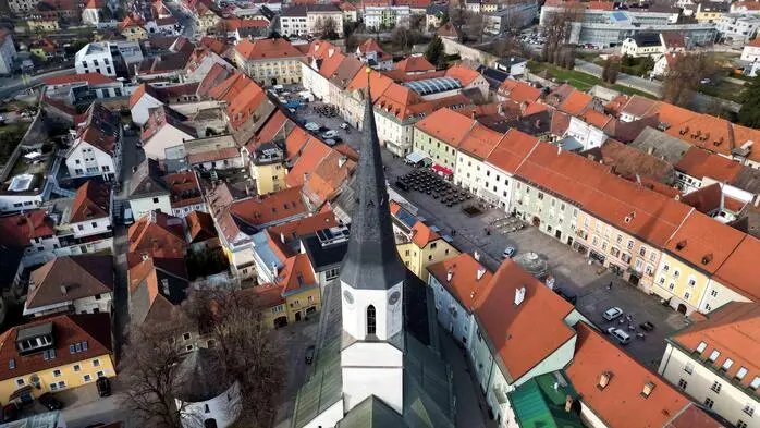 Eine Drohnenaufnahme einer Innenstadt.