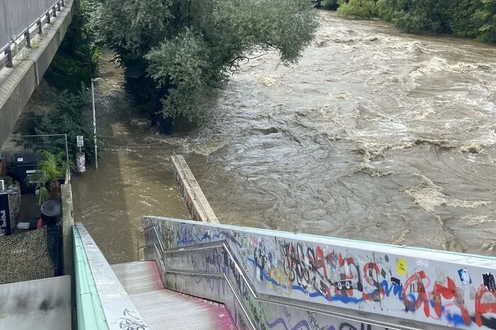 Direkt bei der Erzherzog-Johann-Brücke stand die Promenade Sonntagmittag unter Wasser.