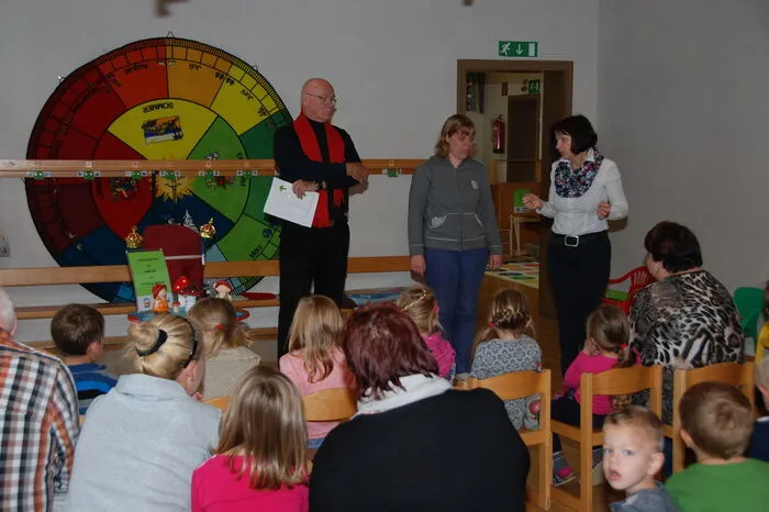 So gab es eine Elfenapotheke, in der man mehr über die Heilkräfte von Kräutern erfahren konnte. In der Hexenküche konnte Sirup verkostet werden und im Land-Atelier konnten sich die kleinen Künstler samt Eltern und Großeltern kreativ mit Naturmaterialien austoben.